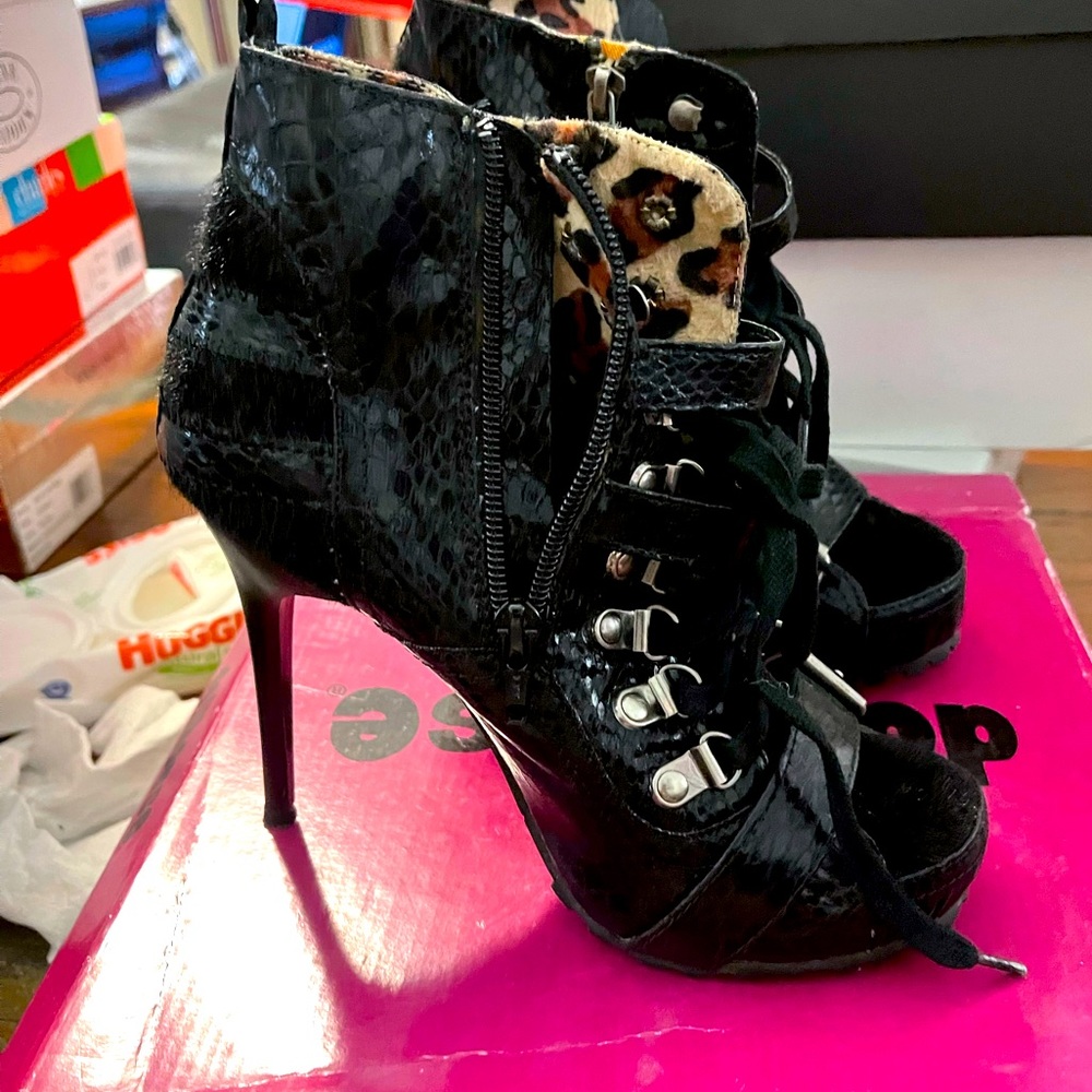 Used like new black Heels booties size 5.5 by Dollhouse.